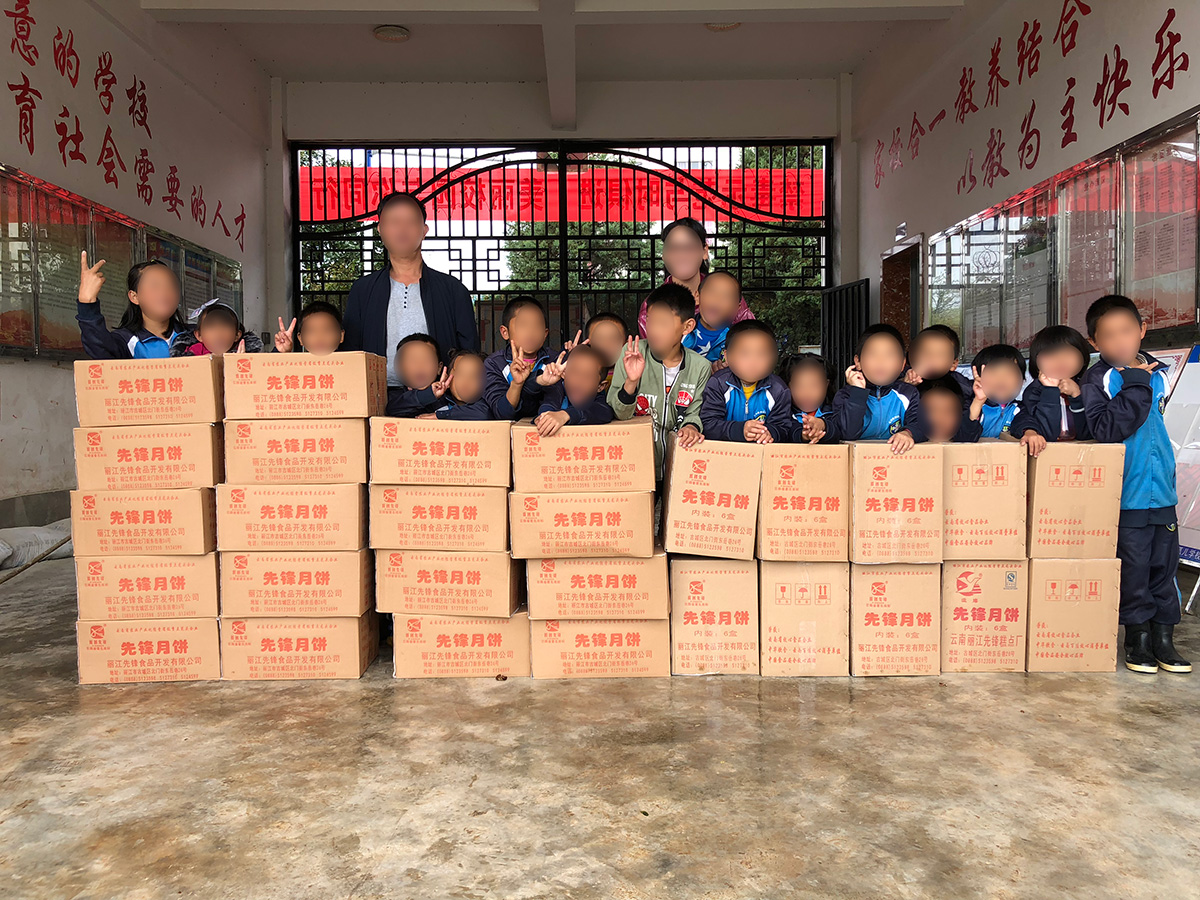 慰問(wèn)福利院、聾啞學(xué)校