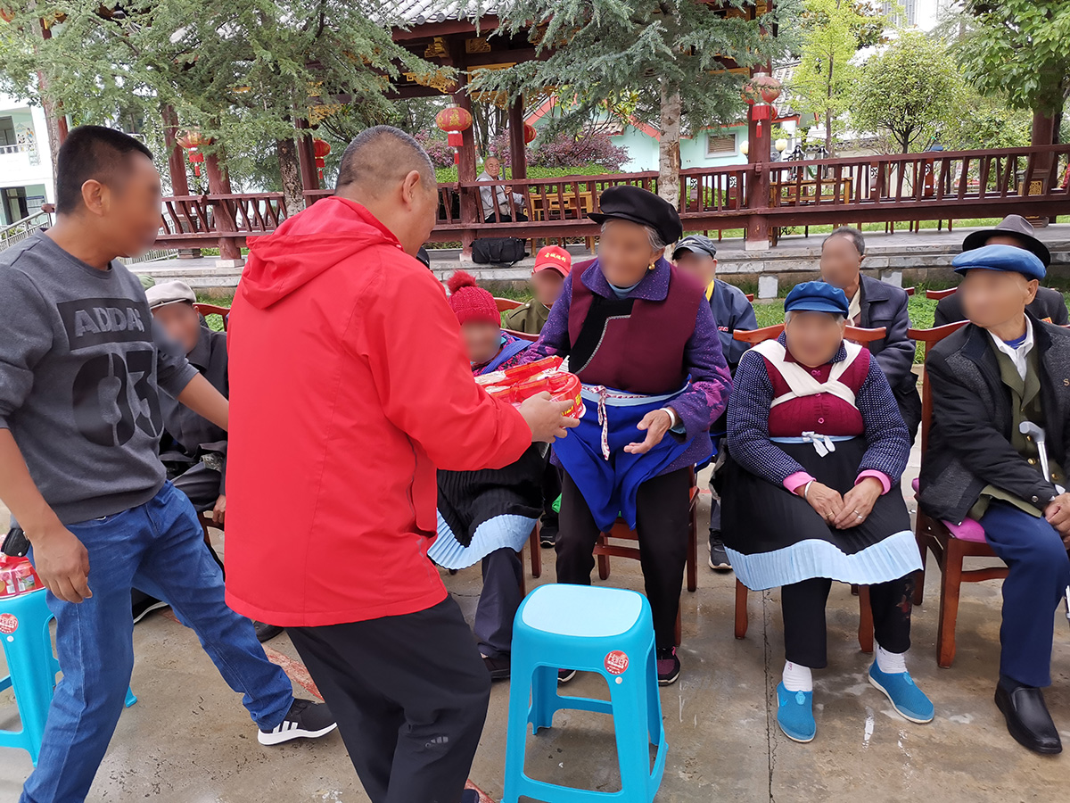 慰問(wèn)福利院、聾啞學(xué)校